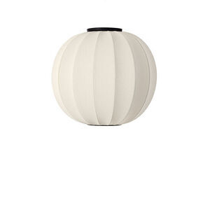 Rund, perlehvid loftlampe med ribbet tekstur og sort top.